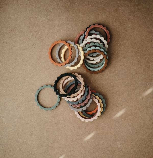 Mushie Μασητικό Σιλικόνης Flower Bracelet 3-τεμ Black/Caramel/Natural - Image 3